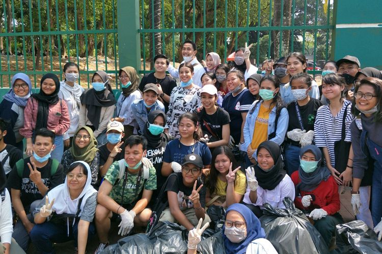 Selebgram Awkarin (tengah) berfoto bersama para relawan di depan gedung DPR RI, Senayan, Jakarta Pusat, Kamis (26/9/2019).