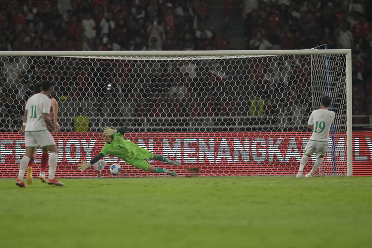 Penjaga gawang Timnas Indonesia Emil Audero Mulyadi (tengah) menghadang tendangan penalti pesepak bola Timnas Oman Hatem Sultan Alrushadi (kanan) dalam laga FIFA Match Day di Stadion Utama Gelora Bung Karno (SUGBK), Senayan, Jakarta, Jumat (5/6/2026). ANTARA FOTO/Aditya Pradana Putra/bar