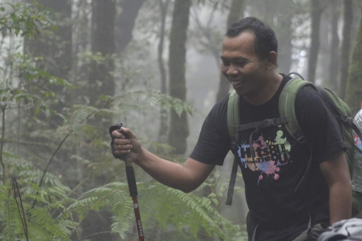 Bang Latip saat mendaki Gunung Gede via jalur Gunung Putri, Jawa Barat, dalam rangka Jambore 50 Tahun Mapala UI.