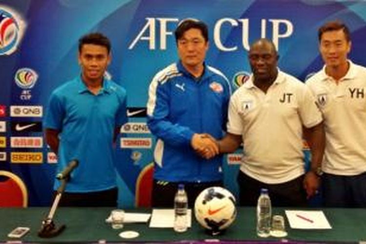 Pelatih Persipura, Jacksen F Tiago (kedua dari kanan) saat berjabat tangan dengan pelatih Home United, Lee Lim Saeng, menjelang laga lanjutan AFC Cup 2014. 