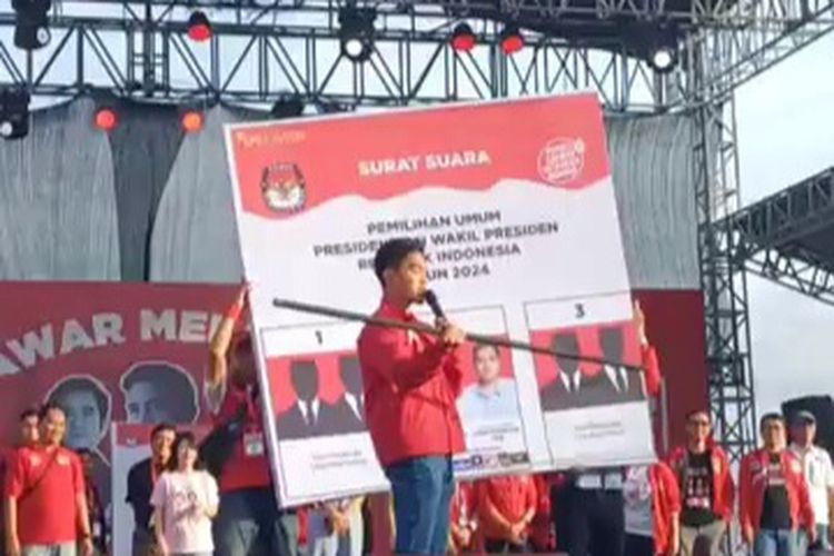 Ketua Umum PSI Kaesang Pangarep mensimulasikan pencoblosan surat suara Pilpres 2024 saat kampanye di Tangerang Selatan, Kamis (25/1/2024).