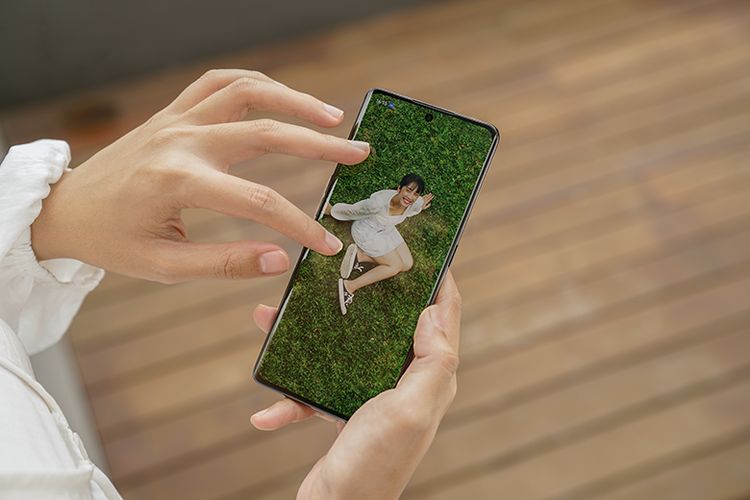 Oppo Reno8 T 5G memiliki visual yang imersif sekaligus nyaman digenggam.                    