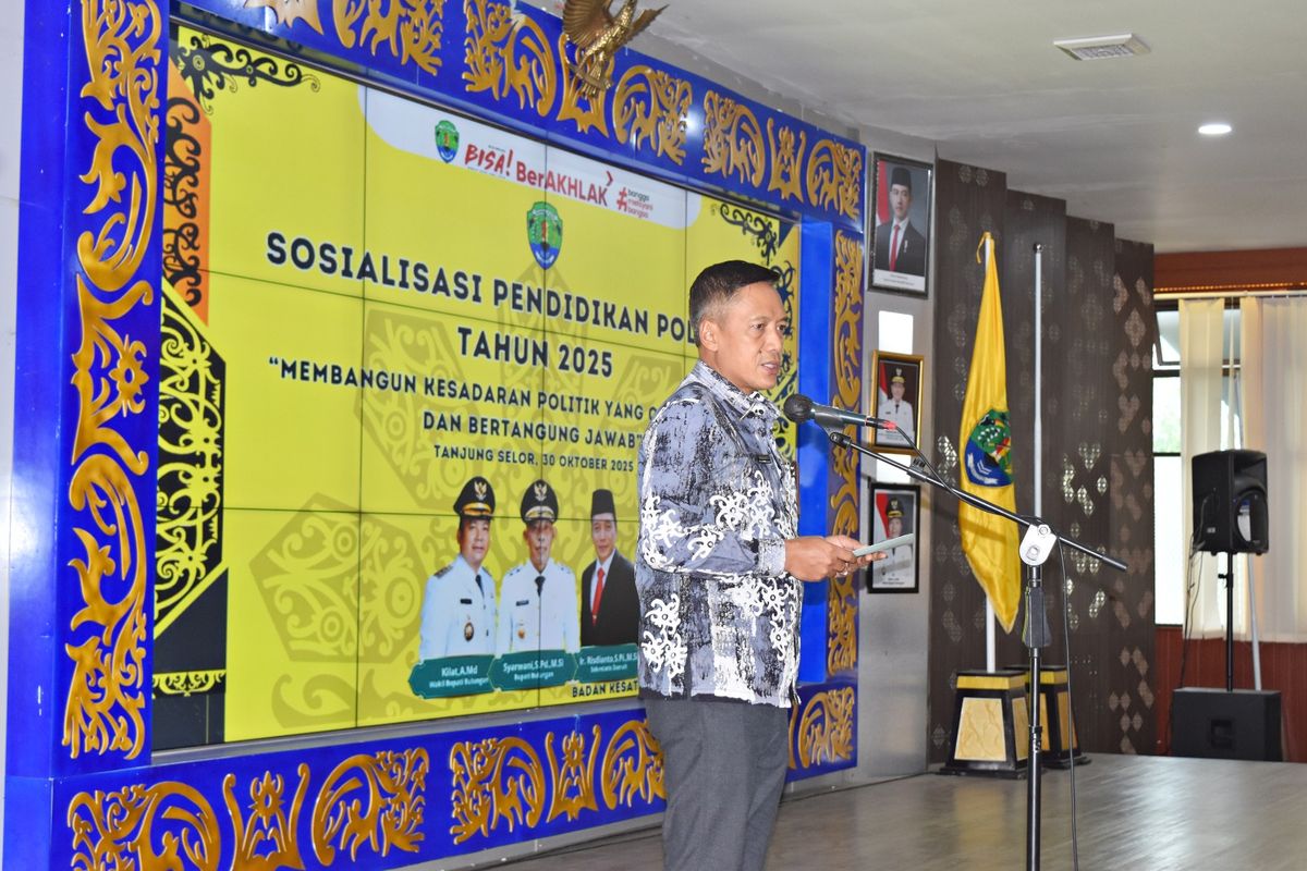 Sekda Risdianto membuka secara resmi kegiatan Sosialisasi Pendidikan Politik bertema Membangun Kesadaran Politik yang Cerdas, Etis, dan Bertanggung Jawab yang digelar di Ruang Tenguyun Lantai II Kantor Bupati Bulungan, Kamis (30/10/2025).