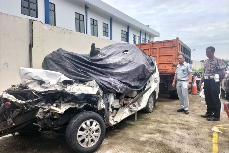 Kondisi kendaraan roda empat Toyota Innova berpelat polisi AA 933 FK, yang ringsek setelah mengalami kecelakaan di Jalan Tol Solo-Kertosono atau Solo-Ngawi, KM 512.800 Jalur B, Desa Karangturi, Kecamatan Gondangrejo, Kabupaten Karanganyar, Sabtu (25/2/2023).