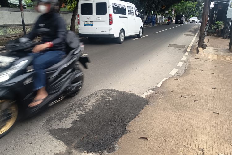 Marak Kecelakaan di Condet Akibat Jalan Berlubang, Warga: Tunggu Viral, Baru Ditambel