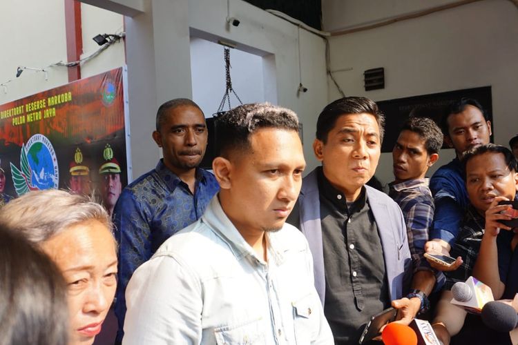 Anak sulung Nunung, Bagus Permadi saat ditemui di Dit Resnarkoba Polda Metro Jaya, Jakarta Selatan, Senin (22/7/2019).