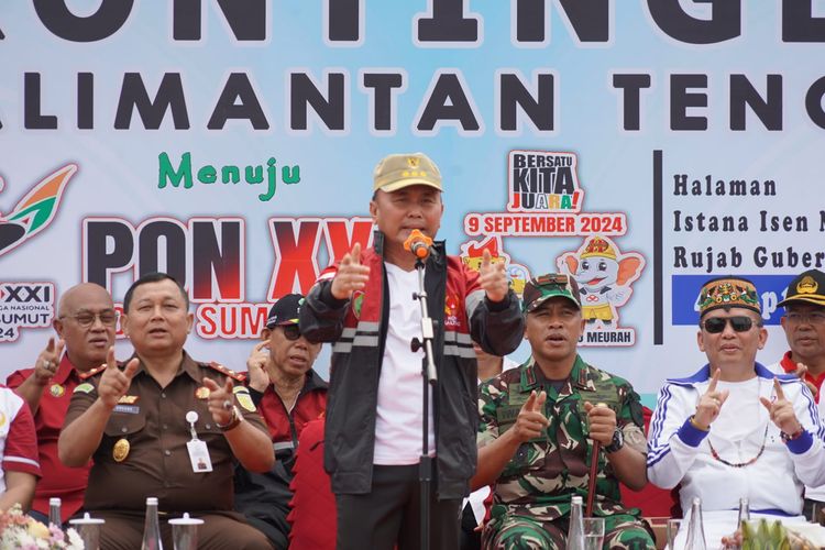 Gubernur Kalimantan Tengah (Kalteng) H. Sugianto Sabran memberikan sambutan saat melepas Kontingen Kalteng yang akan mengikuti Pekan Olahrga Nasional (PON) ke-21 di Aceh dan Sumatera Utara dari 8-20 September 2024, di Halaman Istana Isen Mulang Rujab Gubernur Kalteng, Rabu (4/9/2024).