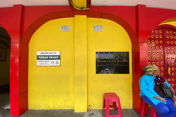 Masjid Lautze yang bernuansa Tionghoa di Pasar Baru, Jakarta Pusat. 