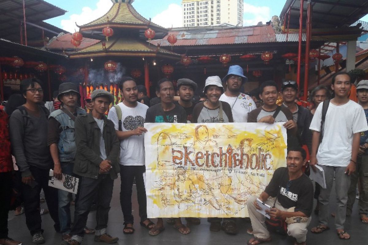 Sejumlah anggota Komunitas Sketchaholic berfoto bersama di halaman Vihara Dharma Bakti, Glodok, Jakarta Barat, Jumat (16/2/2018)