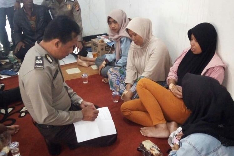 Petugas tengah mendata warga di Kecamatan Sukanagara, Kabupaten Cianjur, Jawa Barat yang mengalami keracunan nasi tumpeng kenduri, Kamis (31/10/2019).