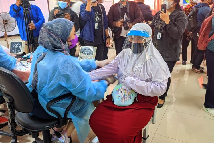 Vaksinasi Covid-19 anak usia 6-11 tahun di SDN Cempaka Putih Timur 03 Jakarta Pusat, Selasa (14/12/2021).
