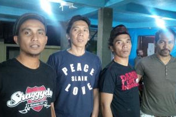 Personel band Slank diabadikan di pusat kegiatan mereka, Jalan Potlot III No 14, Duren Tiga, Jakarta Selatan, Rabu (23/6/2015).