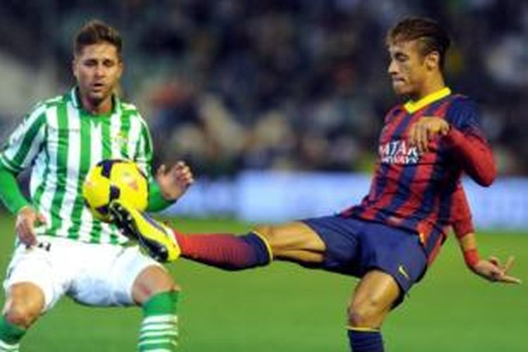 Striker Barcelona, Neymar (kanan), mencoba melewati hadangan bek Real Betis, Markus Steinhofer (kiri), pada laga Liga BBVA di Stadion Benito Villamarin, Sevilla, Minggu (10/11/2013).