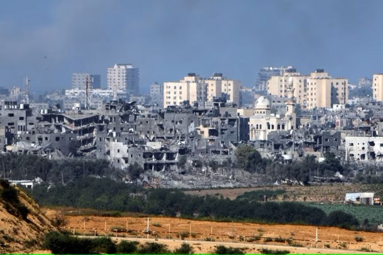 Hancurnya bangunan di Jalur Gaza terlihat dari perbatasan Israel dengan Jalur Gaza, di Israel selatan, 15 Oktober 2023.