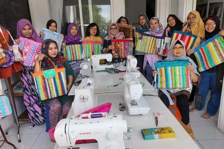 Sundari bersama kelas workshopnya membuat kerajinan dari kain perca.