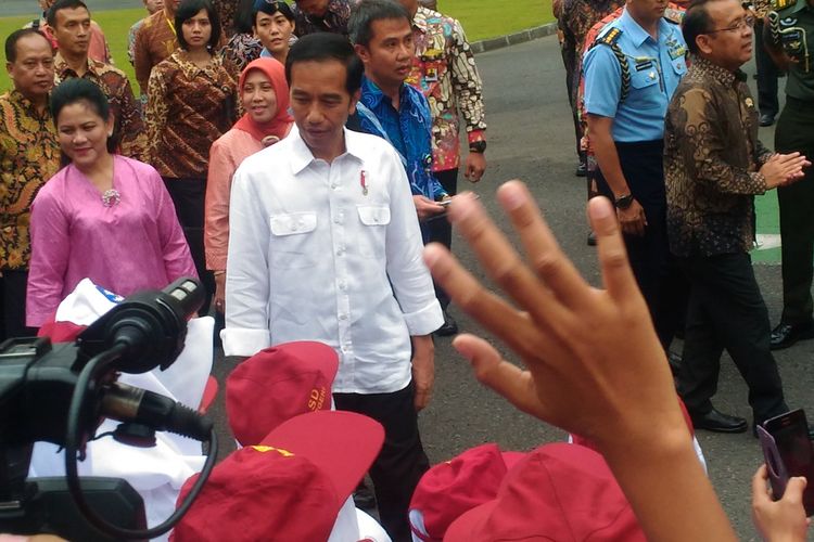 Presiden Joko Widodo MENEMUI murid SD yang menjadi peserta aubade Kongres Pancasila IX di Gedung Balairung UGM, Jalan Persatuan, Kabupaten Sleman, Sabtu (22/7/2017).