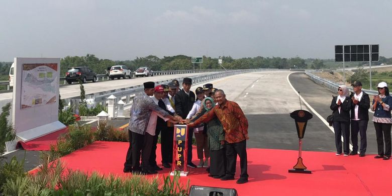 Presiden Joko Widodo saat meresmikan empat ruas jalan tol di Jawa Timur, Kamis (20/12/2018).