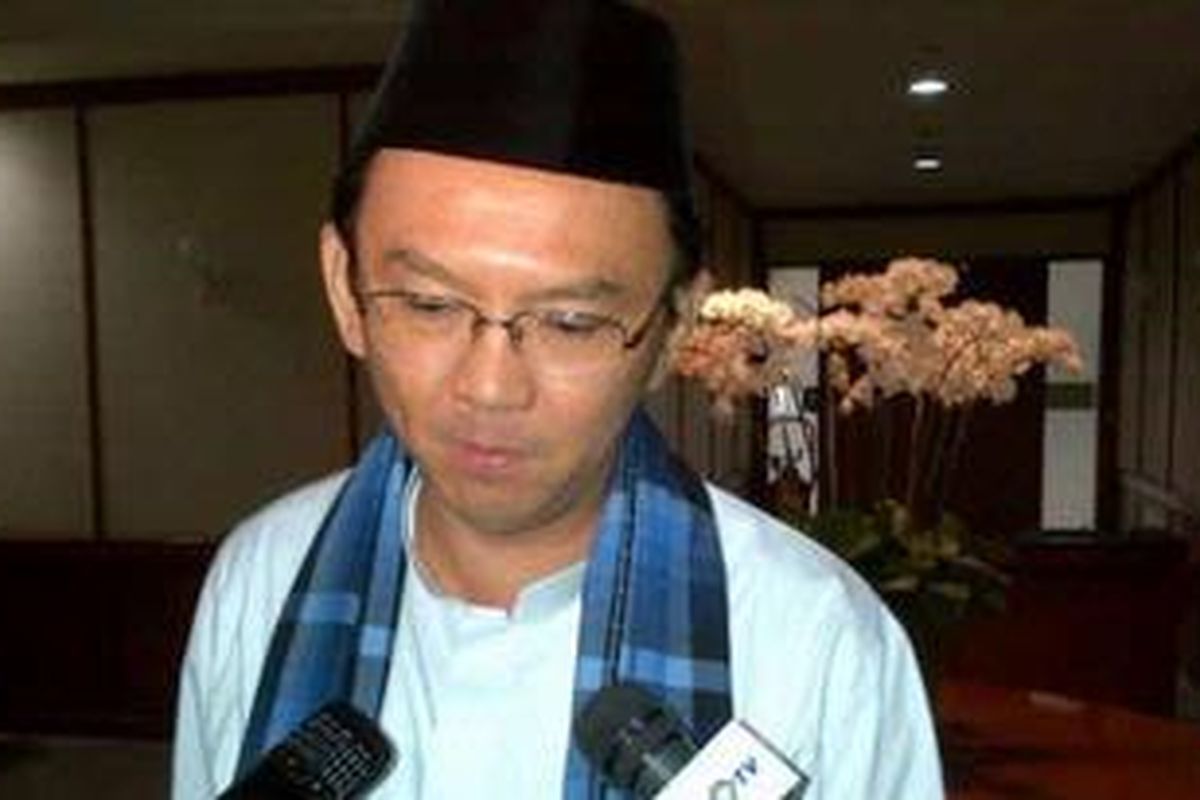 Wakil Gubernur DKI Jakarta Basuki Tjahaja Purnama bertugas engenakan pakaian khas Betawi (Sadaria), di Balaikota Jakarta, Rabu (2/1/2013).