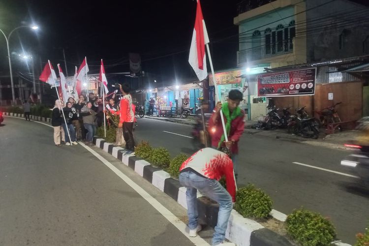 Kerja bhakti pemasangan bendera merah putih di malam 1 Agustus 2025 di jalan Protokol Nunukan, Kaltara