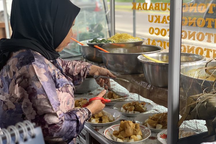 Katupek gulai tunjang atau ketupat sayur gulai di Warkop Rahmah. Lokasi warungnya dekat Bandara Internasional Minangkabau, Kota Padang, Sumatera Barat.