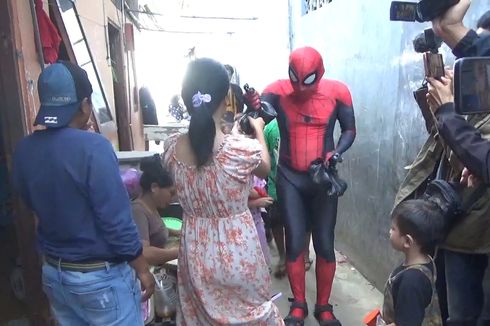 Rudi Hartono, Spiderman Parepare yang Bagikan Telur ke Warga