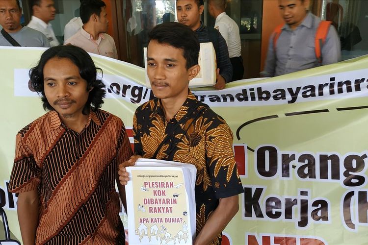 Koalisi Masyarakat Sipil NTB, Aktifis Pro Demokrasi dan Anti Korupsi menggelar aksi damai dan menyerahkan petisi dari 25 ribu rakyat NTB yang protes dan tidak setuju kunker 50 orang anggota  DPRD NTB ke sejumlah negara di Timur Tengah dan Eropa, diakhir masa jabatan mereka