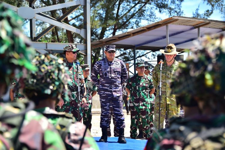 Kepala Staf Angkatan Laut (KSAL) Laksamana Yudo Margono bersama Panglima TNI Jenderal Andika Perkasa dalam latihan bersama Ausindo Amphibious Assault Exercise (Ausindo AAJEX) di Pantai Todak Dabo Singkep, Kepulauan Riau, Minggu (20/11/2022).