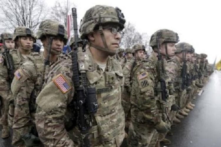 Militer AS berbaris pada November 2015. Pihak berwenang mengatakan dua warga Afghanistan yang ikut pelatihan di AS hilang.