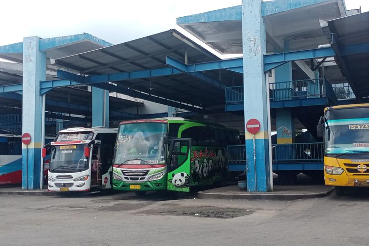 Kondisi Terminal Arjosari, Kota Malang mulai terlihat pada Senin (25/4/2022) siang. Jumlah keberangkatan dan kedatangan untuk penumpang dan bus mulai mengalami peningkatan.