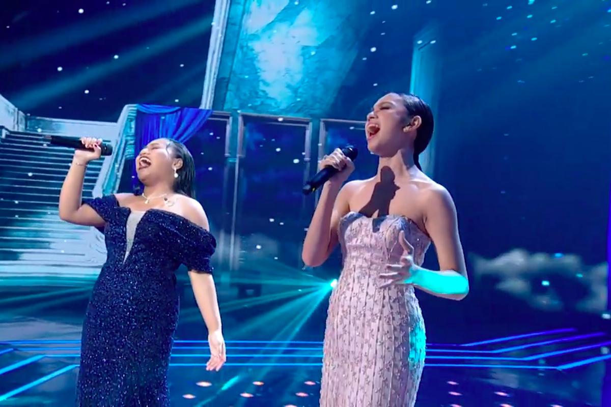 Juara Indonesian Idol 9 Maria Simorangkir (kiri) dan juara Indonesian Idol X Lyodra Ginting menyanyikan lagu Never Enough di panggung Konser Kemenangan di Studio RCTI+, Kebon Jeruk, Jakarta Barat, Senin (9/3/2020).