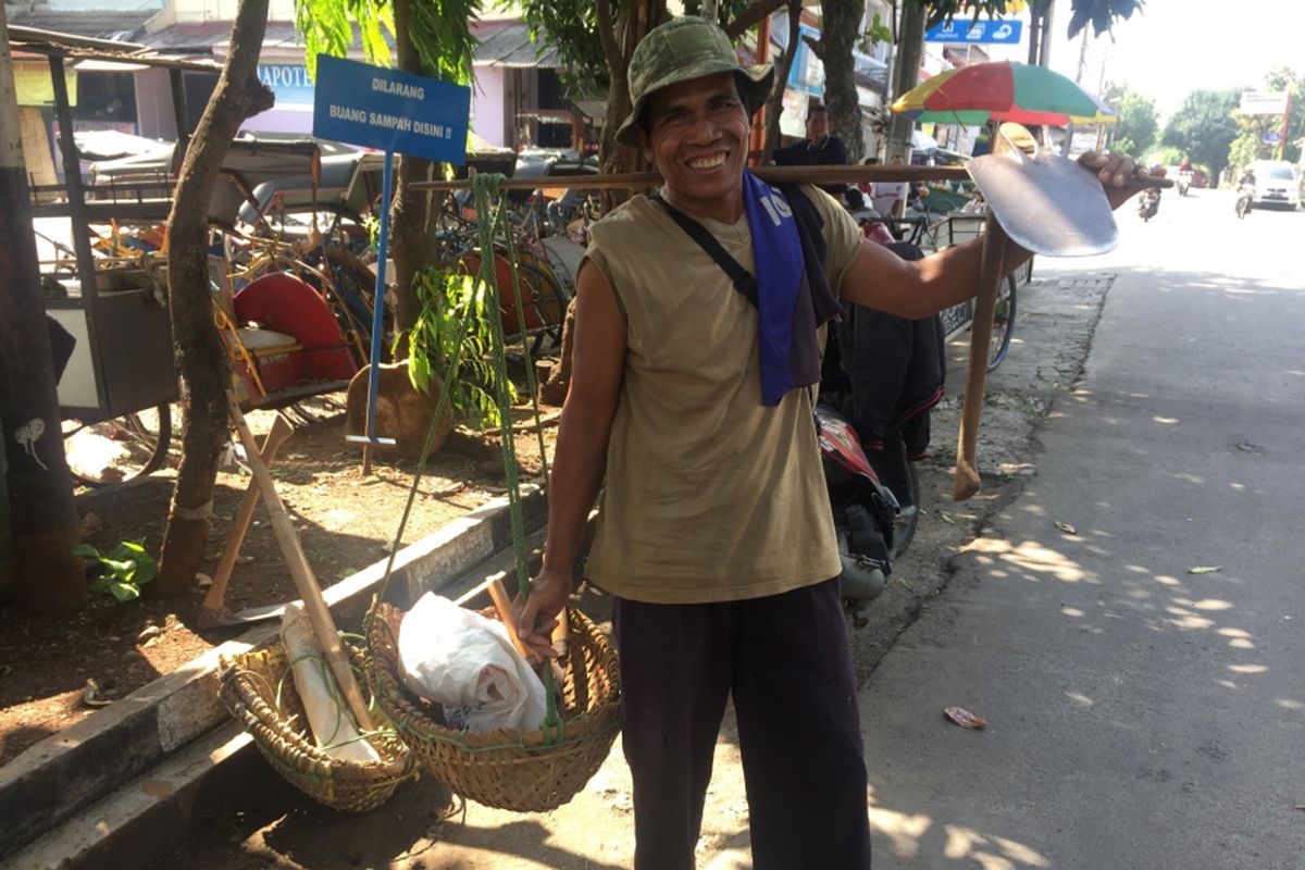 Waras, tukang kebun rumput, di Sukmajaya, Depok, Jumat (8/2/2019).