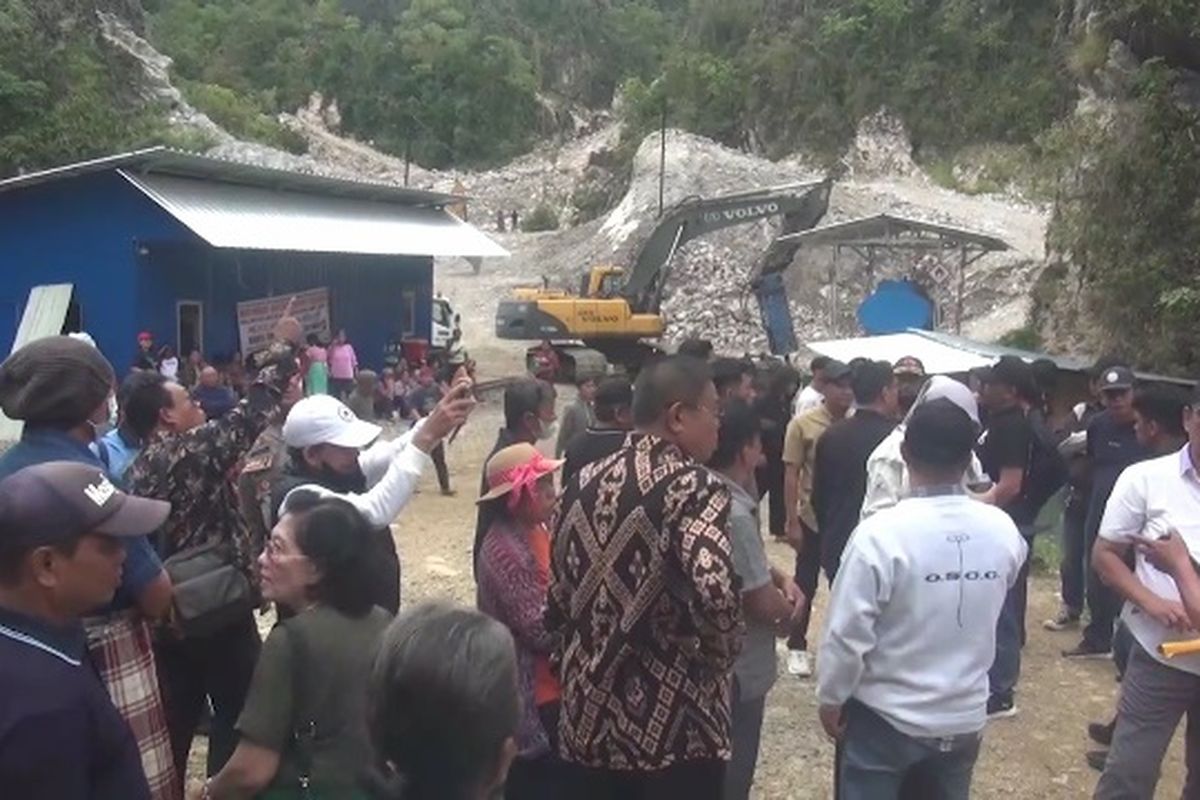 Warga Kecamatan Tikala, Kabupaten Toraja Utara, Sulawesi Selatan, mendadak ramai turun ke jalan menggelar unjuk rasa di depan lokasi tambang galian C milik CV Bangsa Damai. Mereka menuntut penghentian seluruh aktivitas pertambangan yang dinilai merusak lingkungan, mengancam sumber air bersih, dan mengancam kelestarian situs budaya di wilayah mereka, Kamis (13/6/2025)
