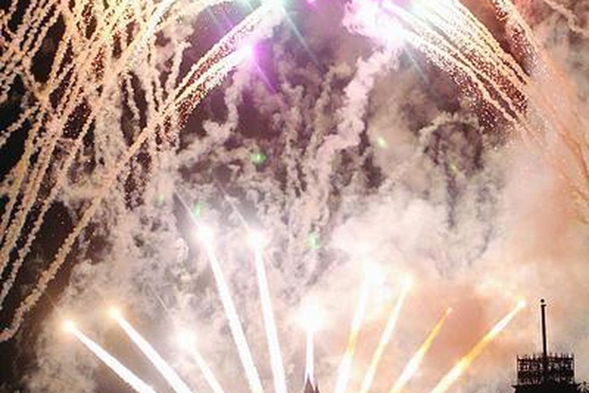 Pertunjukan kembang api selama 15 menit menjelang penutupan Hong Kong Disneyland Resort dengan latar Istana Putri Tidur di Fantasyland, Sabtu (31/7).