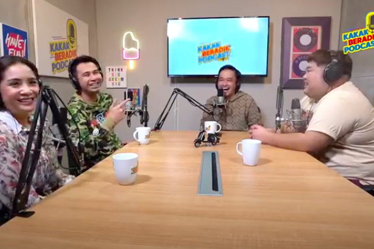 Raffi Ahmad dan Nagita Slavina saat berbincang dengan Ruben Onsu di Kakak Beradik Podcast 