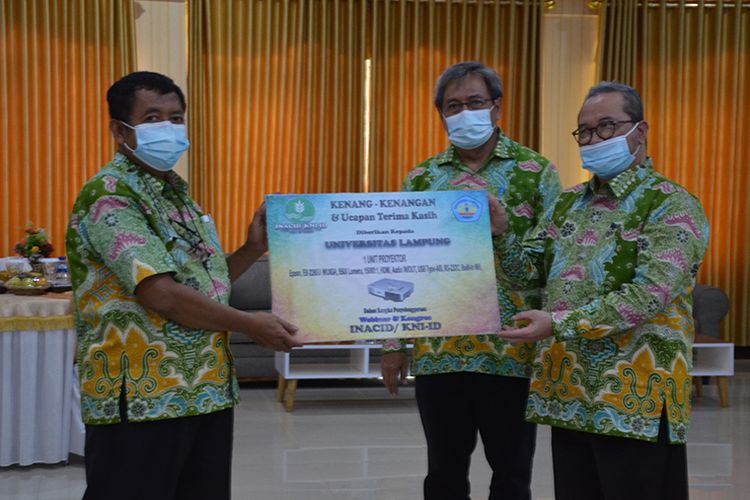 Penyerahan apresiasi kepada pihak Universitas Lampung 