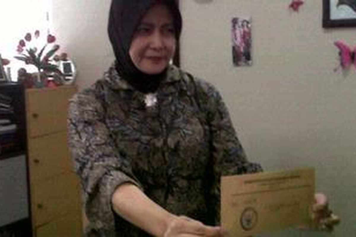 Kepala Sekretariat BK DPR Cholidah Indriana menunjukkan amplop dari Menteri Badan Usaha Milik Negara (BUMN) Dahlan Iskan. Isi amplop adalah nama-nama oknum anggota DPR yang diduga melakukan pemerasan direksi BUMN. 