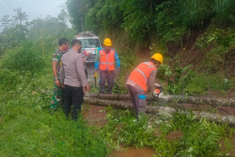 Petugas kepolisian dan TNI melakukan evakuasi pohon tumbang dan tanah longsor di Dukuh Karangboyo, Desa Sampetan, Kecamatan Ampel, Boyolali, Jawa Tengah, Rabu (30/3/2022).