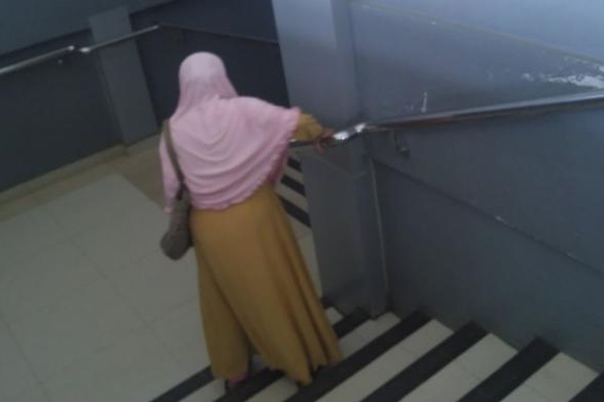 Nenek Imas (71), Rabu (1/2/2017) berjalan perlahan menuruni tangga di Stasiun Parung Panjang. Ia terpaksa menaiki tangga karena lift di stasiun rusak dua bulan terakhir ini.