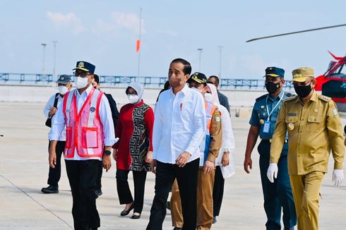 Sejumlah Emak-emak Tunggu Kedatangan Jokowi di Pasar Flamboyan Pontianak