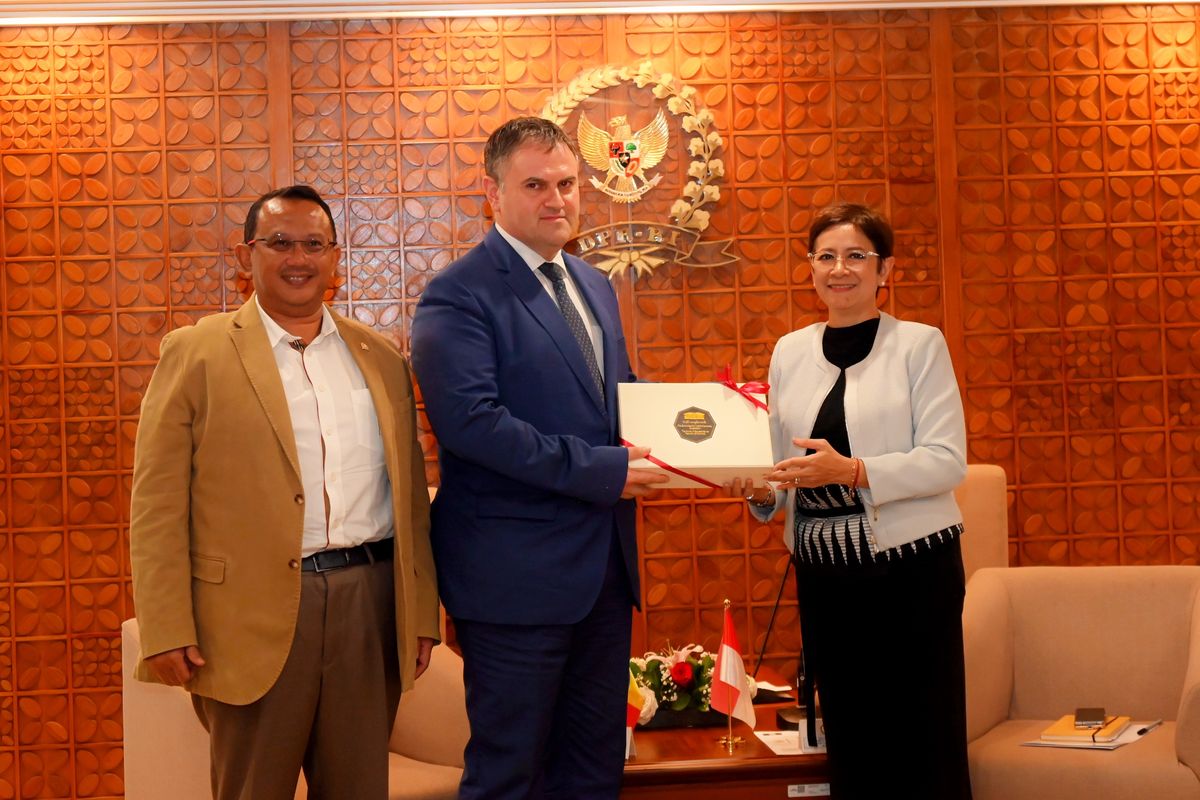 Ketua GKSB DPR RI-Parlemen Rumania, Nurul Arifin, didampingi Anggota GKSB DPR RI-Parlemen Rumania, Anton Sukartono, saat menerima menerima Dubes Rumania Dan Adrian Balanescu di Nusantara III, Senayan, Jakarta, Selasa (26/3/2024). 