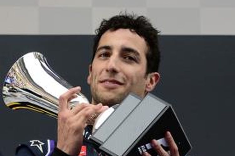 Pebalap Red Bull dari Australia, Daniel Ricciardo, memegang trofi setelah finis ketiga pada GP Spanyol di Sirkuit Catalunya, Minggu (11/4/2014).