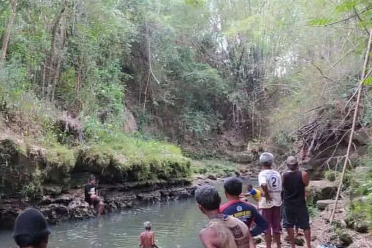 Warga Desa Japan, Kecamatan Babadan, Kabupaten Ponorogo mencari keberadaan Rival Fahri (12), bocah kelas 6 SD yang tewas tenggelam di Sungai Blabakan Mbah Anom, Kamis (24/9/2021)