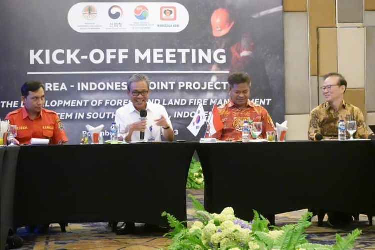 Kick Off Meeting Korea-Indonesia Joint Project The Development Of Forest And Land Fire Management System In South Sumatera, Indonesia di Hotel Arista, Palembang Rabu (8/8/2023). 
