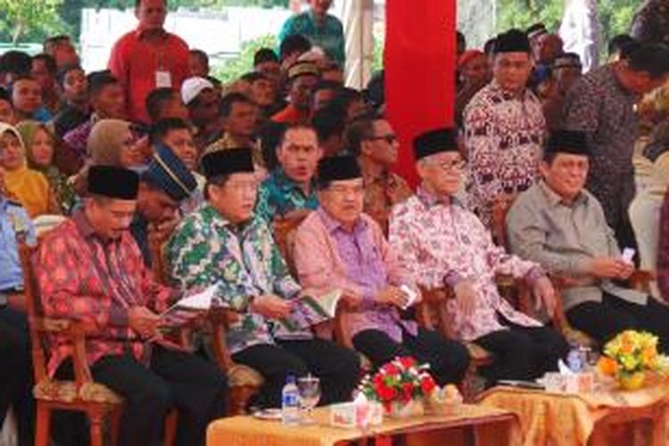 Wakil Presiden Jusuf Kalla saat menghadiri peresmian Masjid se-Kabupaten Bintan di Bintan, Kepulauan Riau, Minggu (31/5/2015).