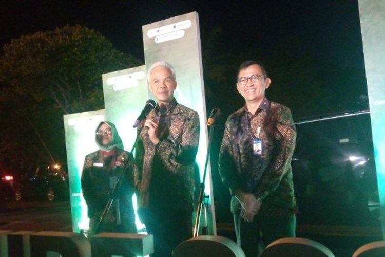 Ganjar Pranowo (tengah) disampingi kepala DMPTSP Jateng (kiri) dan Kepala BI Jateng dan Kepala Perwakilan Bank Indonesia Jateng saat doorstop di Taman Lumbini, Candi Borobudur, Senin (21/8/2023) 