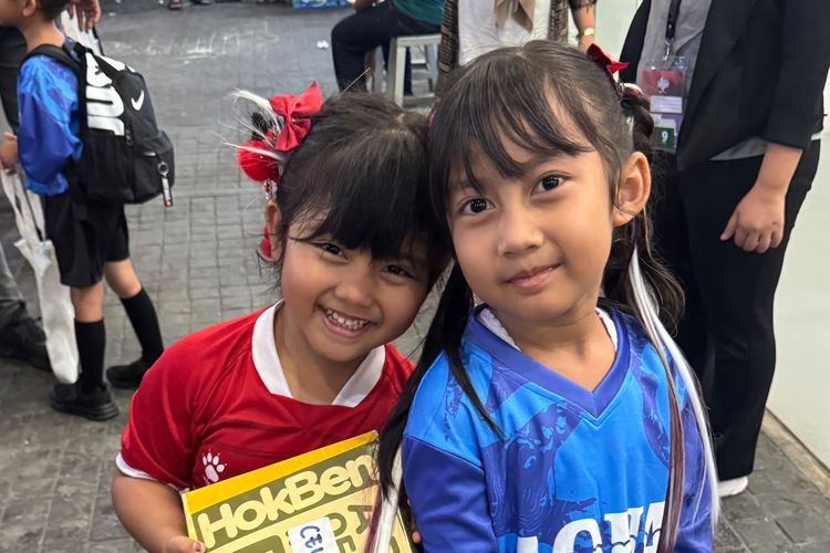 Ceisya Geena Rasti Dinata salah satu peserta pendamping timnas dari Kota Malang, Jawa Timur foto bersama adiknya saat FIFA Matchday Juni 2026 Indonesia melawan Mozambik yang berakhir dengan skor 1-0 di Stadion Utama Gelora Bung Karno Jakarta, Selasa (9/6/2026) malam.