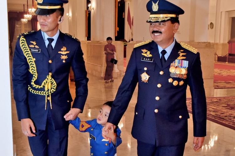 Panglima TNI Marsekal Hadi Tjahjanto menggandeng sang cucu di Istana Negara, Jakarta, Jumat (8/12/2017).