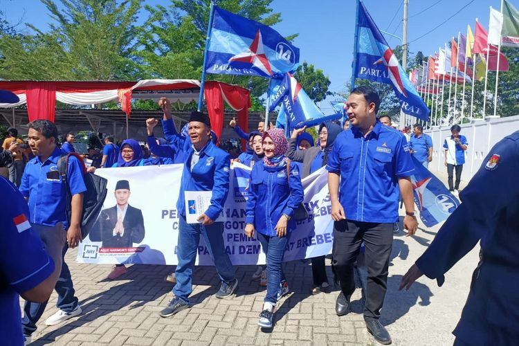 DPD Partai Demokrat Brebes saat mendaftarkan Bacaleg ke KPU Brebes, Jumat (12/5/2023).  (Istimewa)