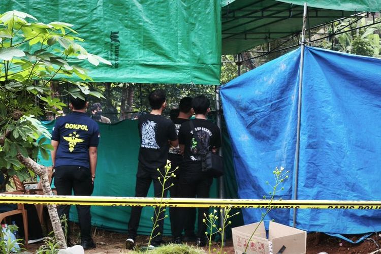 Proses ekshumasi jenazah seorang mahasiswa Fakultas Ekonomi dan Bisnis Universitas Lampung (Unila) Pratama Wijaya Kusuma oleh Polda Lampung, Bandarlampung, Senin (30/6/2025), yang wafat usai mengikuti kegiatan pendidikan dasar organisasi mahasiswa ekonomi pencinta lingkungan. 