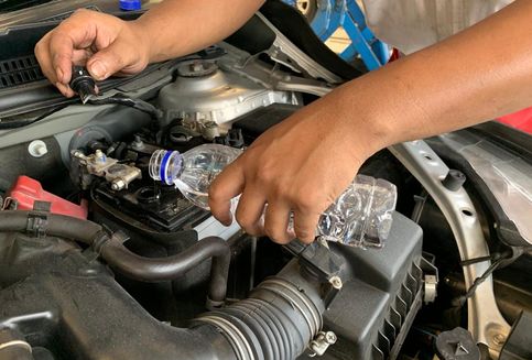 Jangan Salah Isi, Ini Beda Air Aki Botol Merah dan Biru